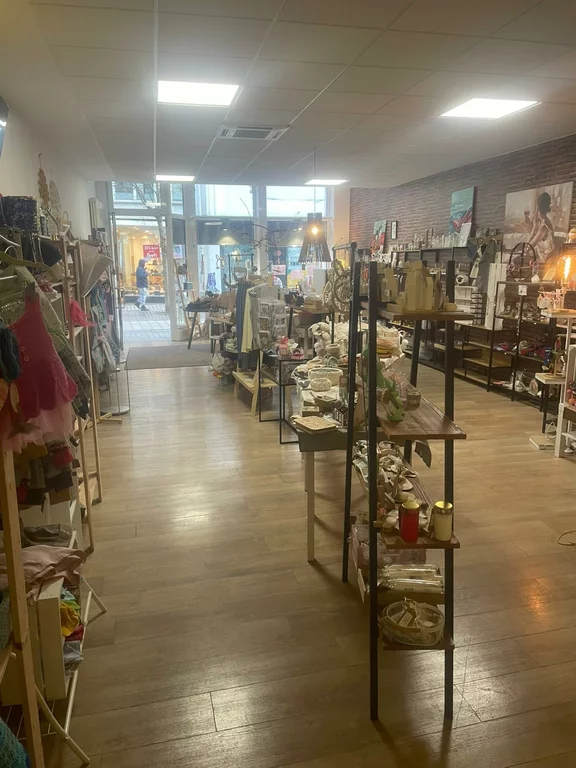 Innenansicht: langer Blick durch den Store mit Regalen