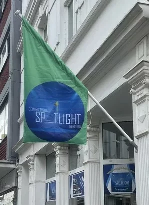 SpotLight Flagge an der Fassade