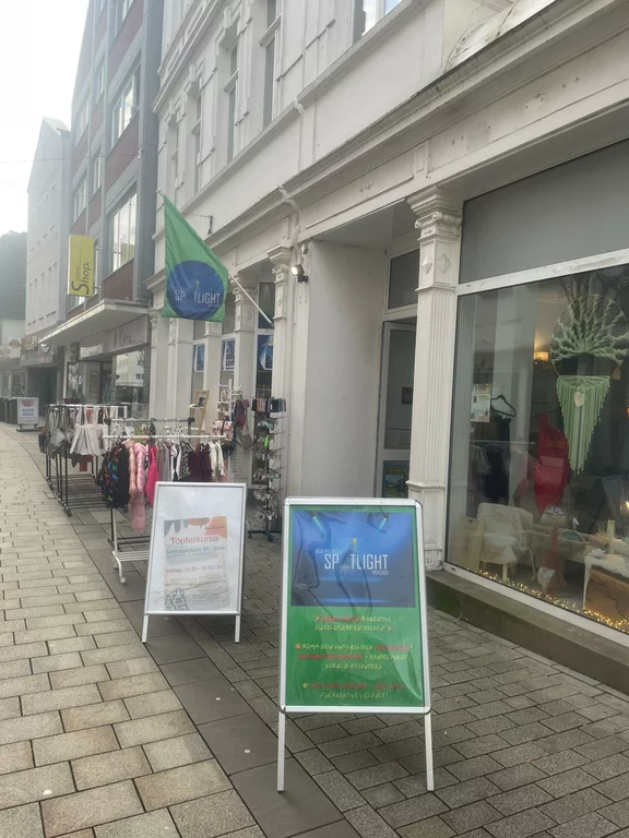 Außenansicht vom SpotLight Herford mit Aufsteller und Flagge