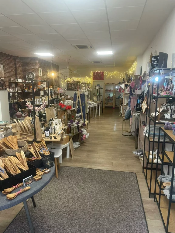 Innenansicht mit Lichterkette und vielen Ausstellungsflächen