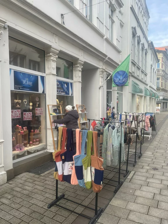 Außenbereich mit Ständern und Taschen vor dem SpotLight